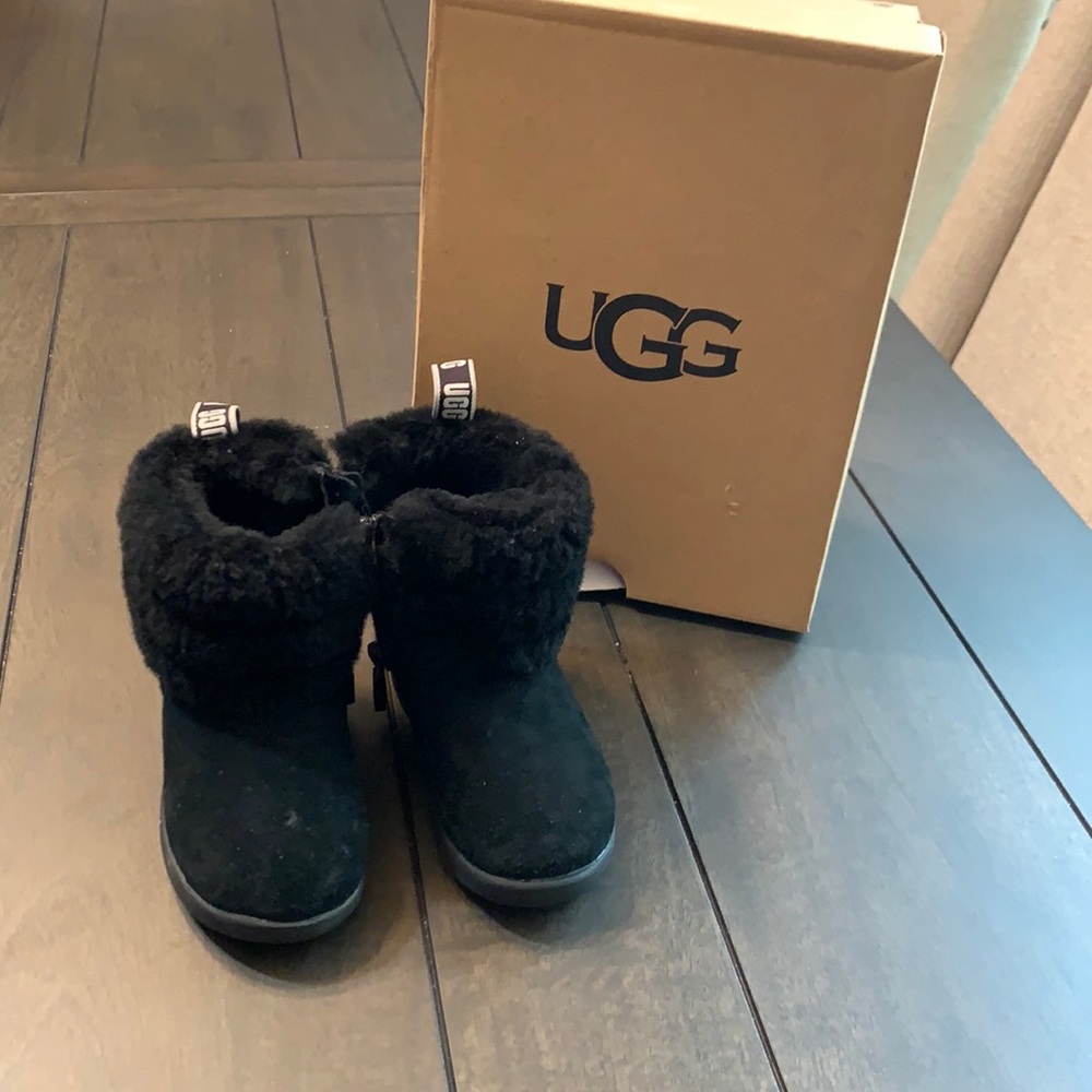 T Mini Quilted Fluff  Blk Toddler Ugg Size 6c